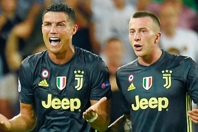 Ronaldo lãnh thẻ đỏ, sao Juve ví đối thủ như 