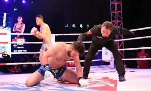 VÃµ sÄ© ngÆ°á»i Iran, Masoud bá» háº¡ knock-out trong vÃ²ng 100 giÃ¢y. áº¢nh: Sohu.