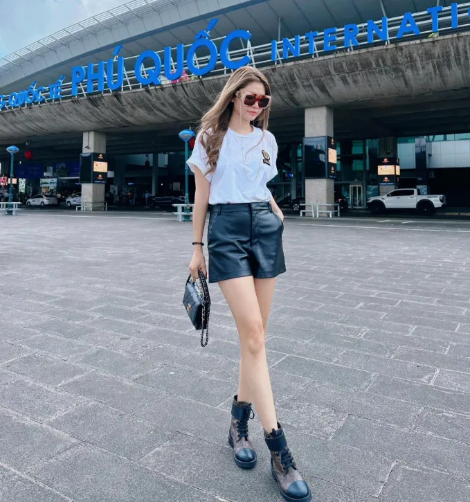 Cô thường chọn áo lửng hoặc sơ vin gọn gàng để