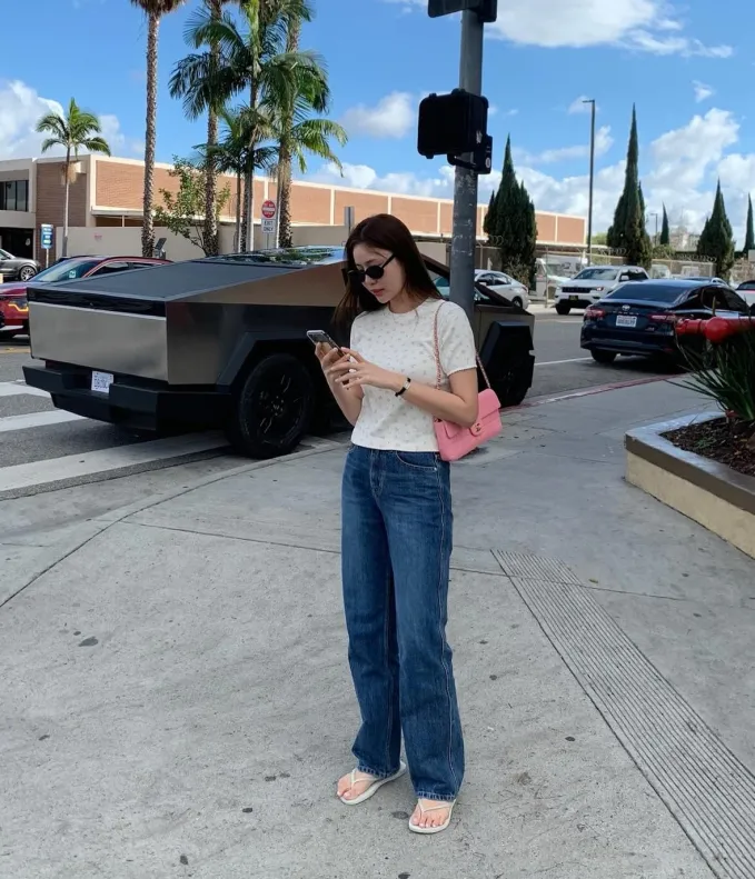 Outfit trở nên ngọt ngào hơn khi được hoàn thiện bằng chiếc túi xách hồng pastel.
