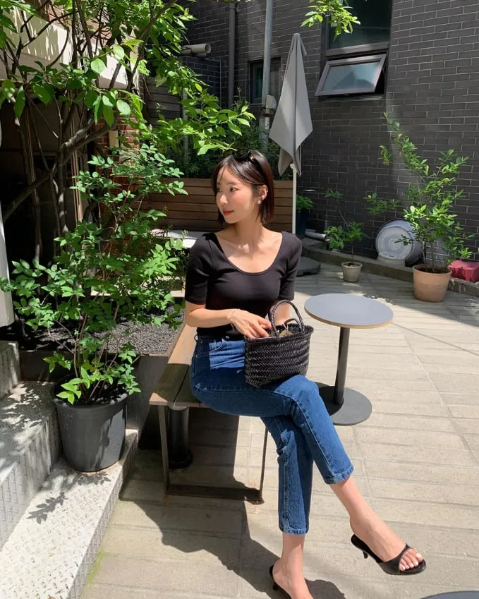 Áo thun đen kết hợp rất ăn ý với quần jeans xanh thẫm, tạo nên bộ trang phục thời thượng, cá tính.