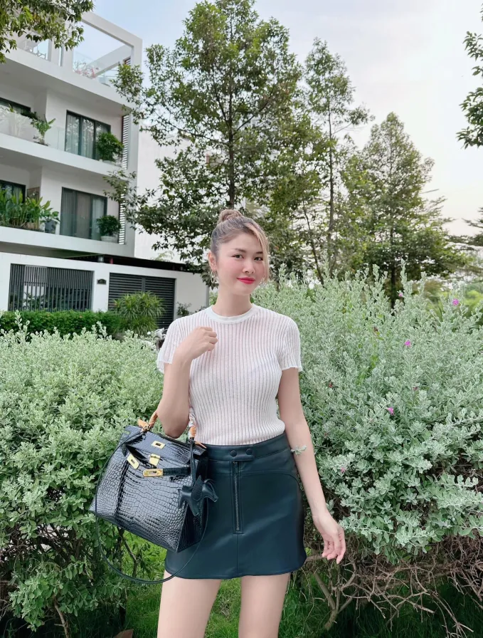 Áo phông và chân váy ngắn là công thức đơn giản để có được những bộ trang phục trẻ trung, nhẹ mát.