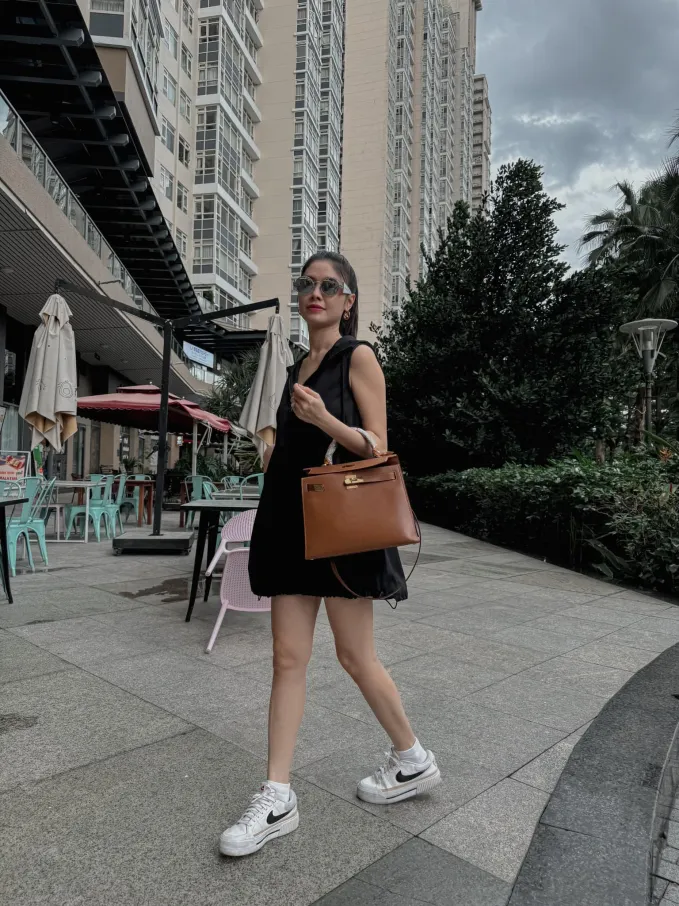 Thủy Anh thường chọn váy ngắn màu trung tính trang nhã nhưng không kém phần thời thượng.