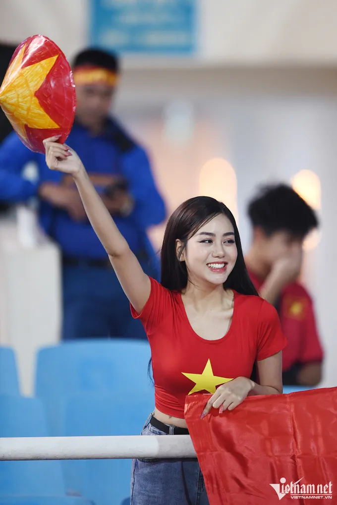 Những cô gái xinh đẹp 'nóng cùng AFF Cup' trên sân Mỹ Đình - Bóng Đá