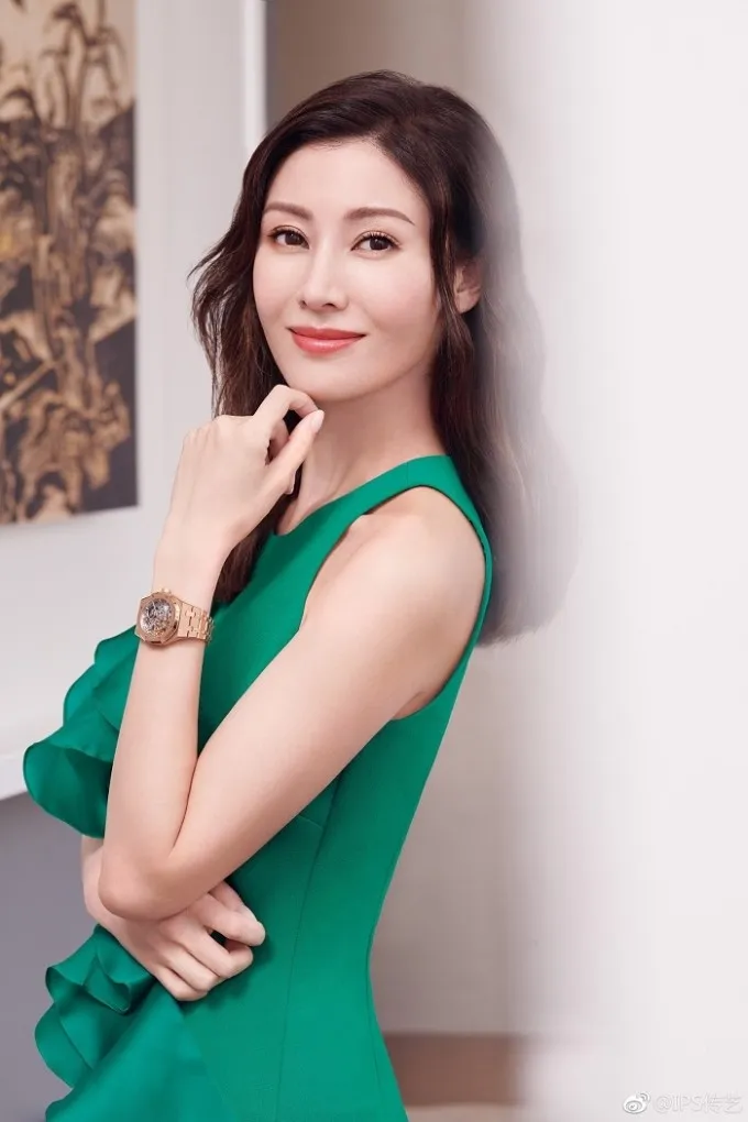 Dù đã bước sang tuổi 54, Lý Gia Hân vẫn giữ được vóc dáng thon gọn, diện mạo