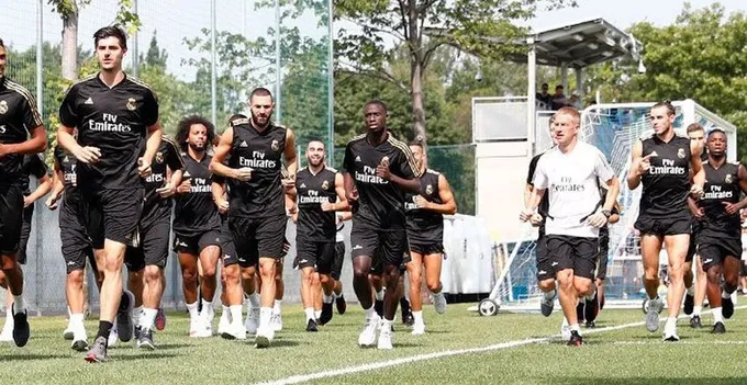 Fans notice Real Madrid new boy Eden Hazard has photo of his kids wearing Chelsea shirts on his phone case - Bóng Đá