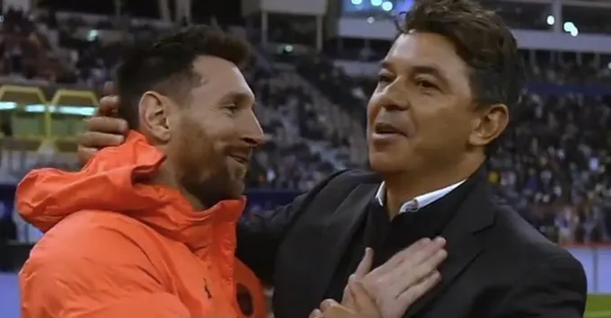 Messi ôm chặt HLV đối thủ sau khi rời sân - Bóng Đá