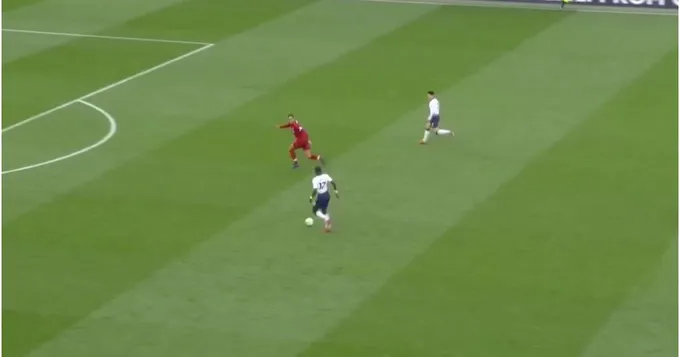 Đáng 'đồng tiền bát gạo', Van Dijk cứu Liverpool với pha phòng ngự đỉnh cao - Bóng Đá