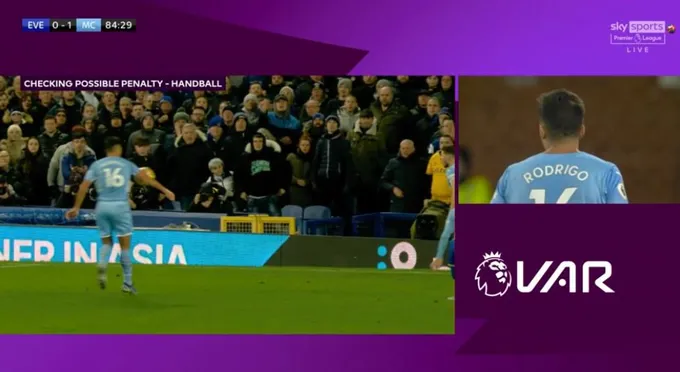 VAR gây tranh cãi ở trận thắng của Man City - Bóng Đá