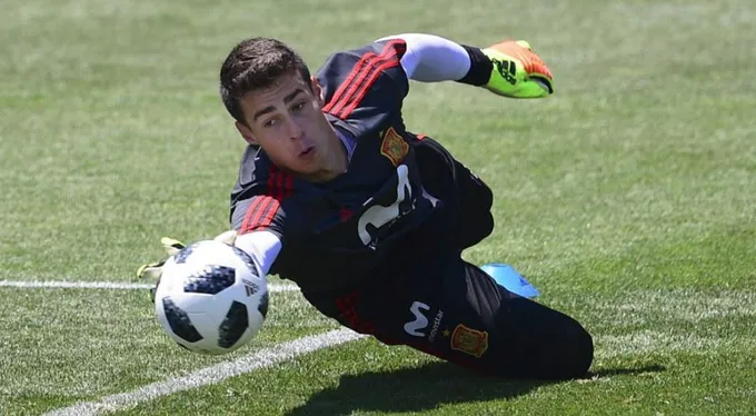 Kepa Arrizabalaga rạng rỡ khoe áo đấu Chelsea - Bóng Đá