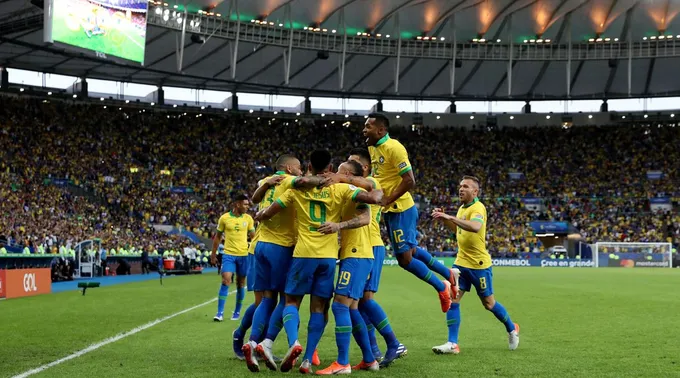 Roberto Firmino, Gabriel Jesus and Philippe Coutinho are joined by Brazil team-mates as they celebrate Copa America success in Rio de Janeiro - Bóng Đá