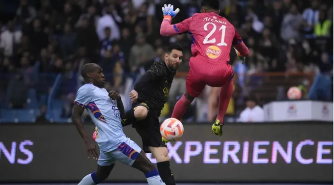 Messi ôm chặt HLV đối thủ sau khi rời sân - Bóng Đá