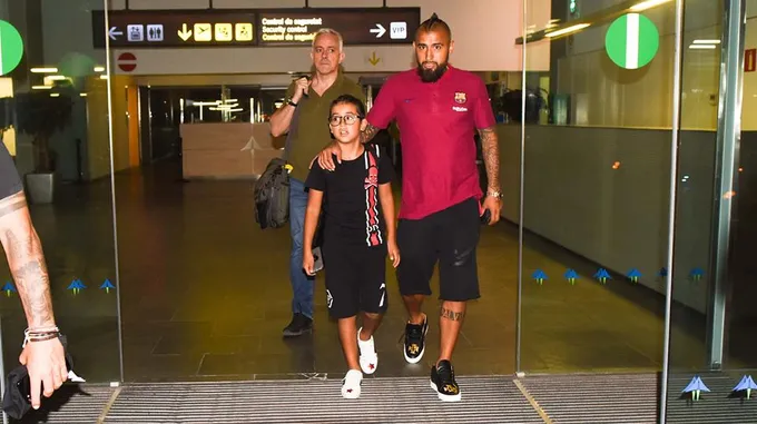 Chùm ảnh Vidal tới Barcelona - Bóng Đá