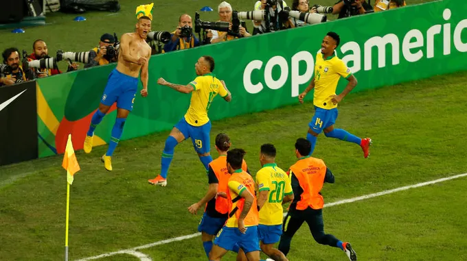 Roberto Firmino, Gabriel Jesus and Philippe Coutinho are joined by Brazil team-mates as they celebrate Copa America success in Rio de Janeiro - Bóng Đá