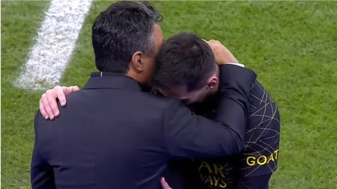 Messi ôm chặt HLV đối thủ sau khi rời sân - Bóng Đá