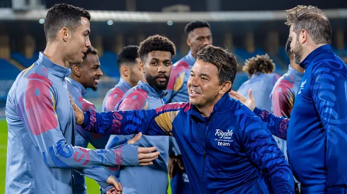 Messi ôm chặt HLV đối thủ sau khi rời sân - Bóng Đá