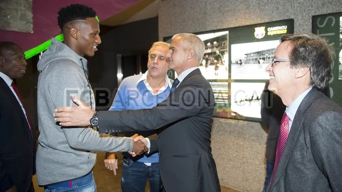 Yerry Mina đến phòng truyền thống của Barca - Bóng Đá