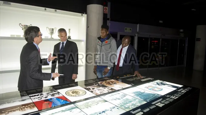 Yerry Mina đến phòng truyền thống của Barca - Bóng Đá
