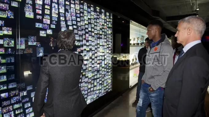 Yerry Mina đến phòng truyền thống của Barca - Bóng Đá