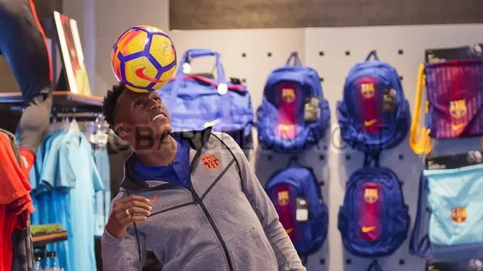 Yerry Mina đến phòng truyền thống của Barca - Bóng Đá