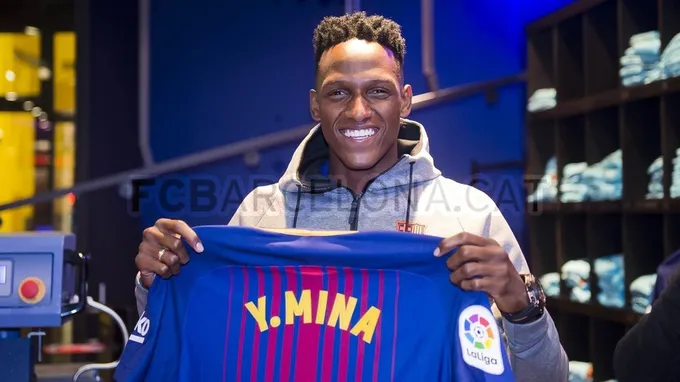 Yerry Mina đến phòng truyền thống của Barca - Bóng Đá