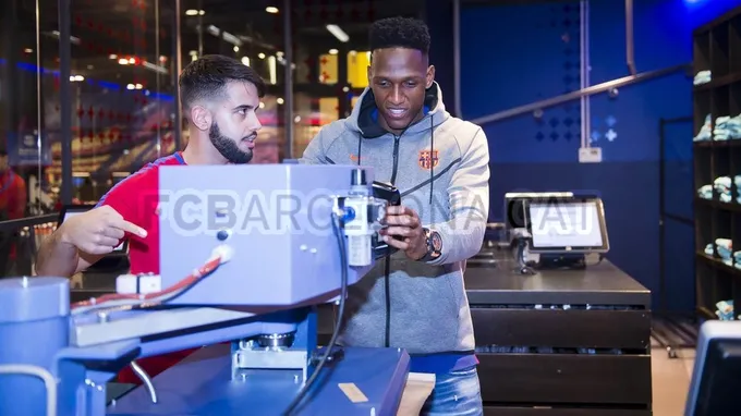 Yerry Mina đến phòng truyền thống của Barca - Bóng Đá