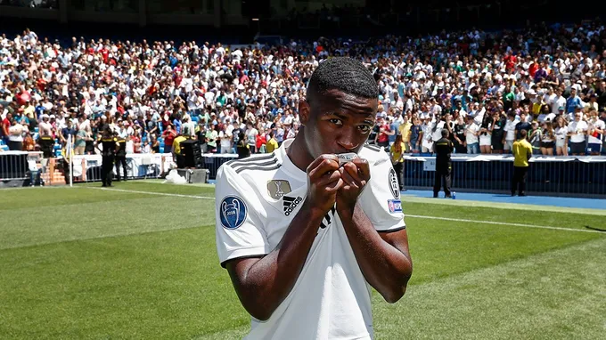 chùm ảnh vinicius jr ra mắt real - Bóng Đá