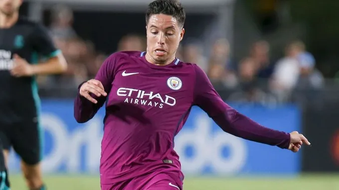 CĐV Thổ Nhĩ Kỳ đốt pháo chào đón Samir Nasri - Bóng Đá