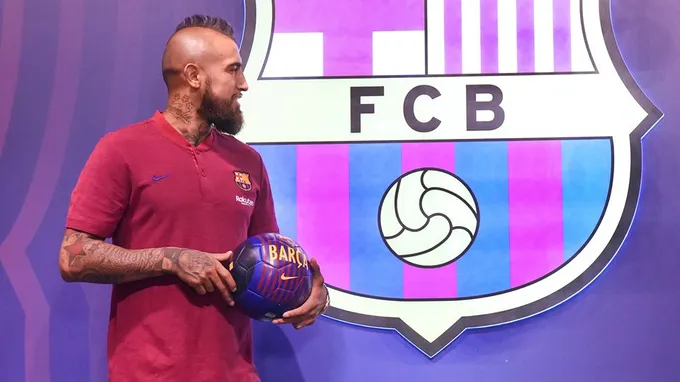 Chùm ảnh Vidal tới Barcelona - Bóng Đá