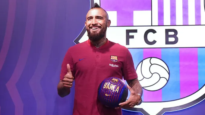 Chùm ảnh Vidal tới Barcelona - Bóng Đá