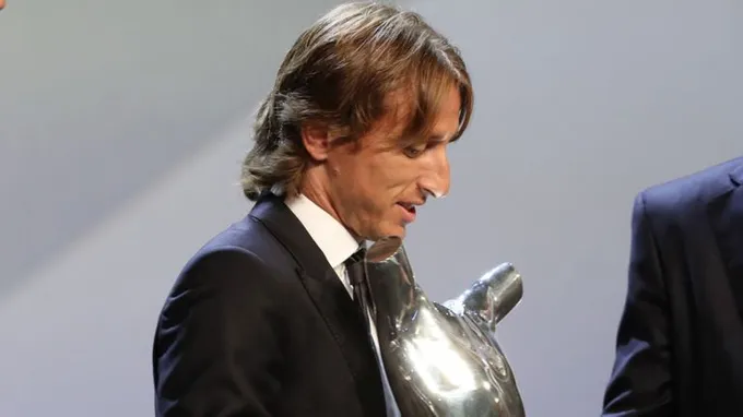 Modric lặp lại hành động của Ronaldo trên sân tập Real - Bóng Đá