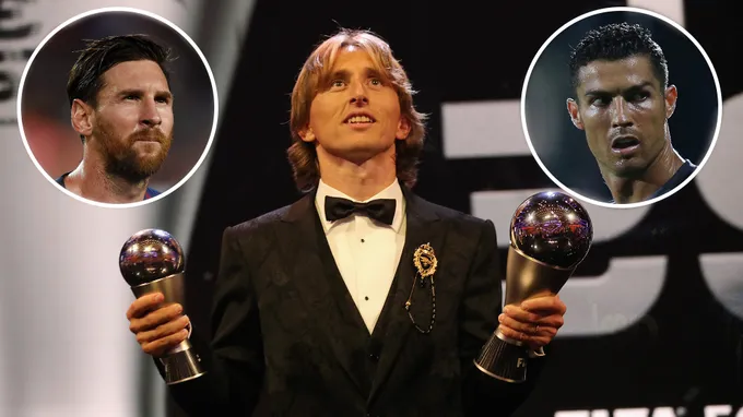 Modric lặp lại hành động của Ronaldo trên sân tập Real - Bóng Đá