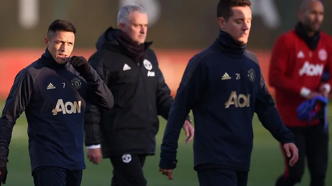 Chùm ảnh: Mourinho trở về quê nhà - Bóng Đá