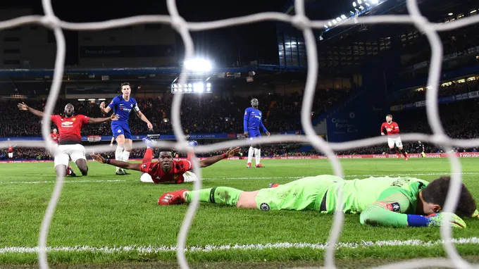 'Rũ bùn đứng dậy', Quỷ đỏ 'bay giữa ngân hà' Stamford Bridge - Bóng Đá