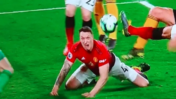 Nhìn Phil Jones mới thấy nỗi khốn khổ của hàng thủ Man Utd - Bóng Đá