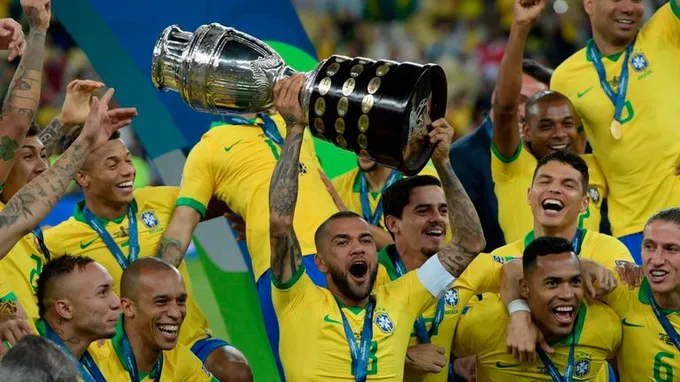 Roberto Firmino, Gabriel Jesus and Philippe Coutinho are joined by Brazil team-mates as they celebrate Copa America success in Rio de Janeiro - Bóng Đá