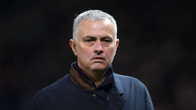 Từ khi bị Man United sa thải, Mourinho chẳng thể rời thứ này (điện thoại) - Bóng Đá