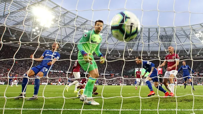 10 khoảnh khắc ấn tượng nhất vòng 32 Premier League - Bóng Đá