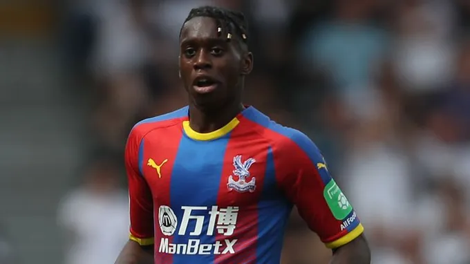 Wan-Bissaka đá vỡ tủ kính - Bóng Đá