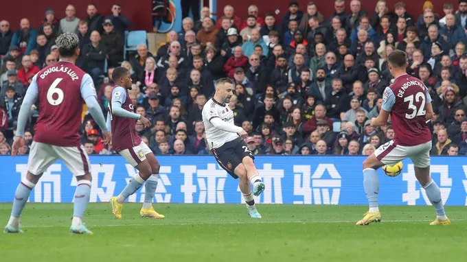 Ronaldo đánh vật, Man Utd thua sốc Aston Villa - Bóng Đá