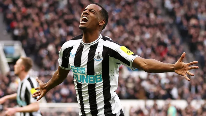 Former Aston Villa striker urges '£100m Arsenal move' for Newcastle United star - Bóng Đá