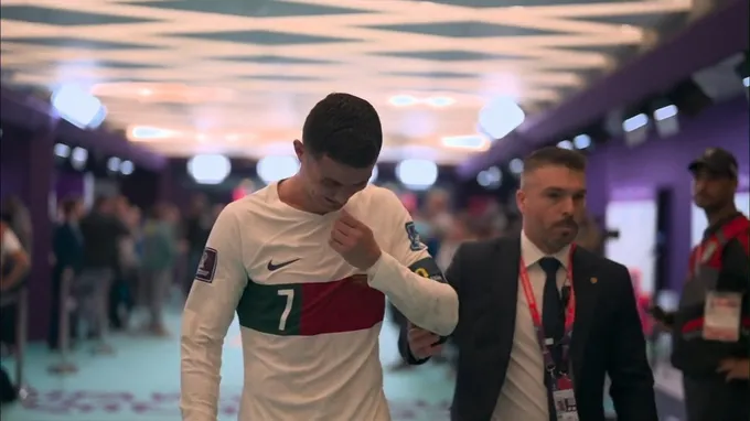 Hàng trăm nghìn người chia sẻ cảnh phim Ronaldo khóc trong đường hầm - Bóng Đá