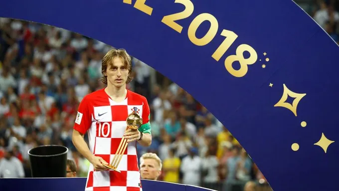 Modric lặp lại hành động của Ronaldo trên sân tập Real - Bóng Đá