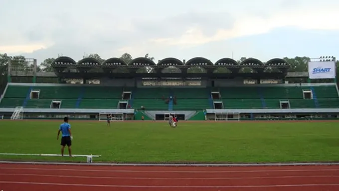 Tuyển Việt Nam sẽ đá trận bán kết lượt đi trên SVĐ tồi tàn nhất AFF Cup - Bóng Đá