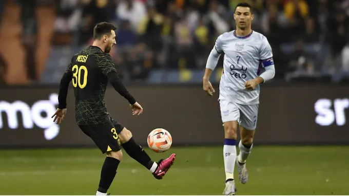 Messi ôm chặt HLV đối thủ sau khi rời sân - Bóng Đá