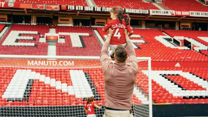 Xót xa những hình ảnh cuối cùng của Phil Jones ở Old Trafford - Bóng Đá