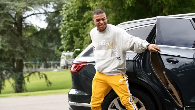 Mbappe mua xe hơi trị giá nửa triệu euro dù chưa có bằng lái - Bóng Đá