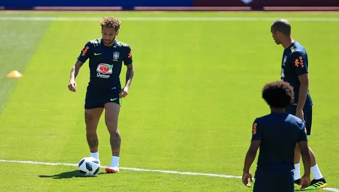 Coutinho bị chọi trứng, ném bột tới tấp trên sân tập Brazil - Bóng Đá