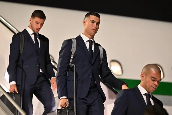 Ronaldo gửi thông điệp khi đến Qatar - Bóng Đá