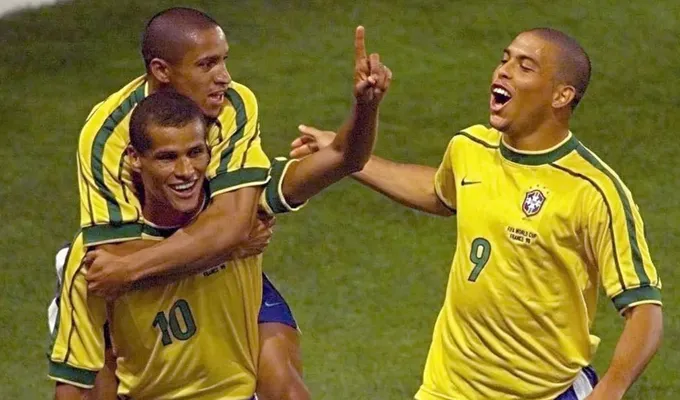 Roberto Carlos và khoảnh khắc cứu mạng Ronaldo 'béo' - Bóng Đá